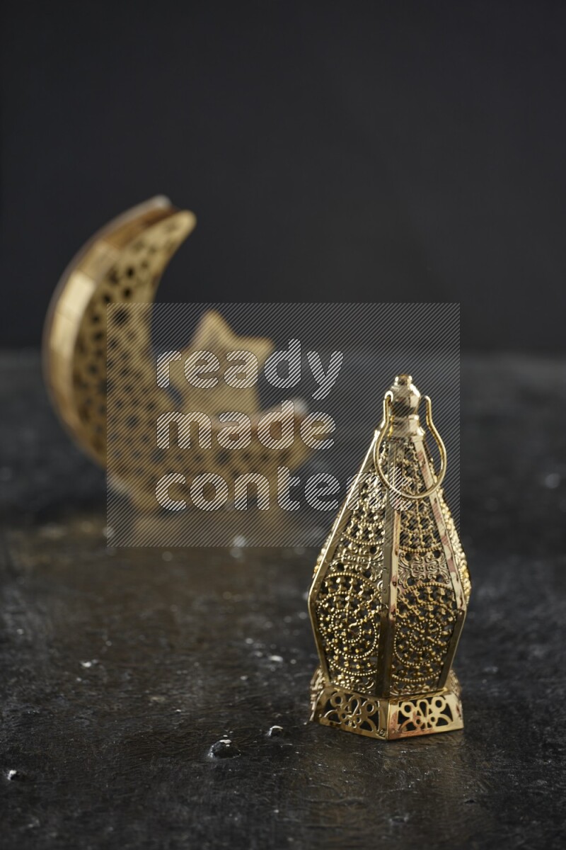 فانوس هلالي خشبي مع فانوس رمضان كلاسيكي على خلفية سوداء