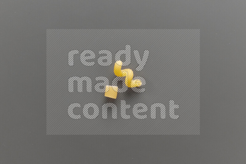 معكرونة خواتم مع أنواع أخري من المعكرونة علي خلفية رمادية