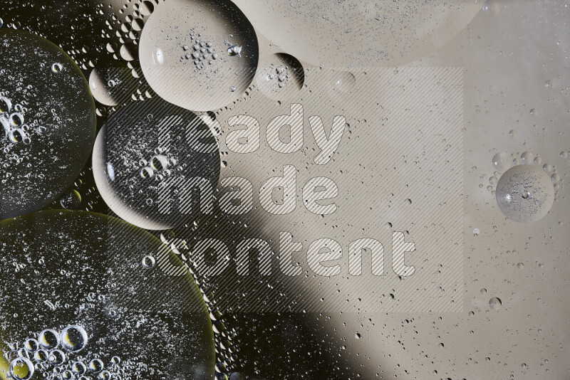 لقطات مقربة لفقاعات من الزيت على سطح الماء باللون البني والأسود والأصفر