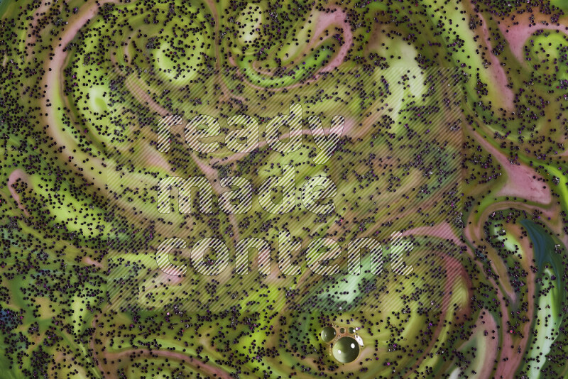 لقطة مقربة لبريق أرجواني متلألئ منتشر علي خلفية من اللون الأخضر والأحمر في حركات دائرية