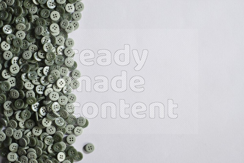 أزرار خضراء موضوعة علي خلفية رمادية