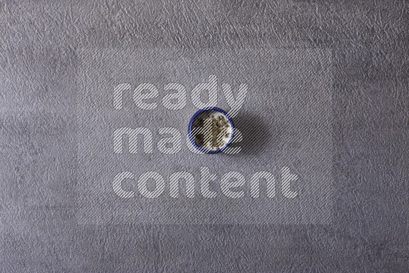 وجبات خفيفة متنوعة في أوعية فخارية على خلفية رمادية