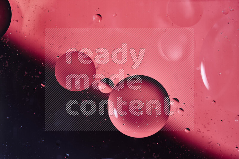 لقطات مقربة لفقاعات من الزيت على سطح الماء باللون الأسود والوردي