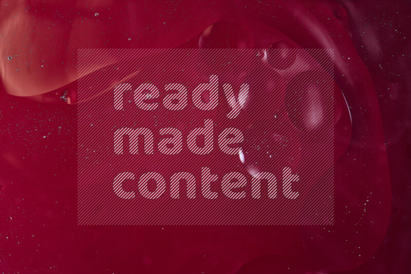 لقطات مقربة لفقاعات من الزيت على سطح الماء باللون الأحمر