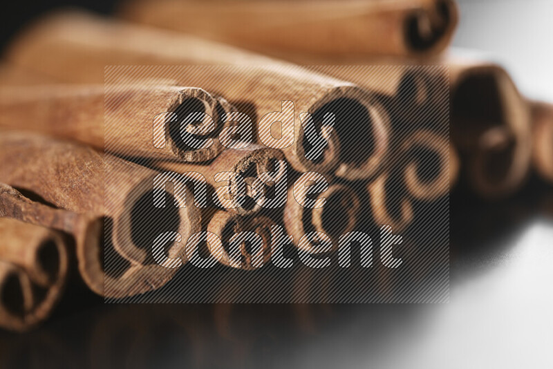 أعواد القرفة على خلفية سوداء