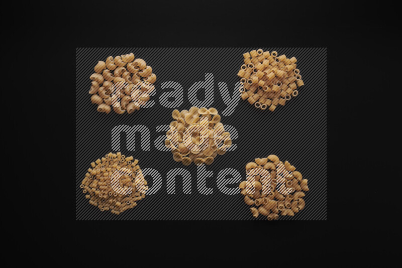 أنواع مختلفة من المعكرونة علي خلفية سوداء