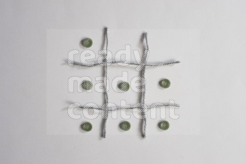 أزرار خضراء موضوعة علي خلفية رمادية