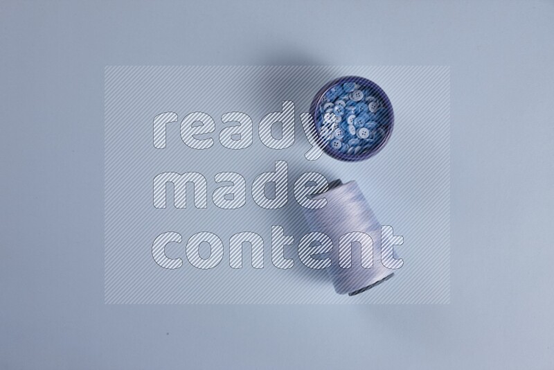 مجموعة من أدوات الخياطة والتفصيل زرقاء اللون على خلفية زرقاء