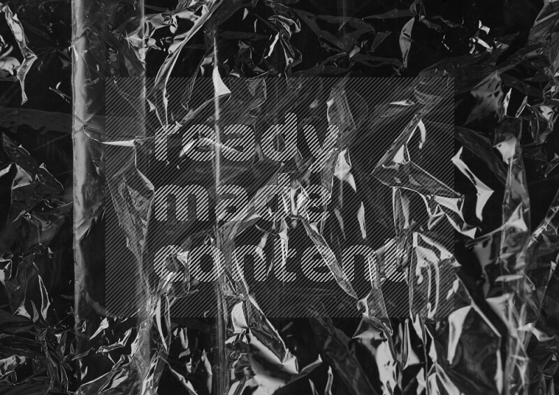 تظهر الصورة سطح من البلاستيك علي خلفية داكنة