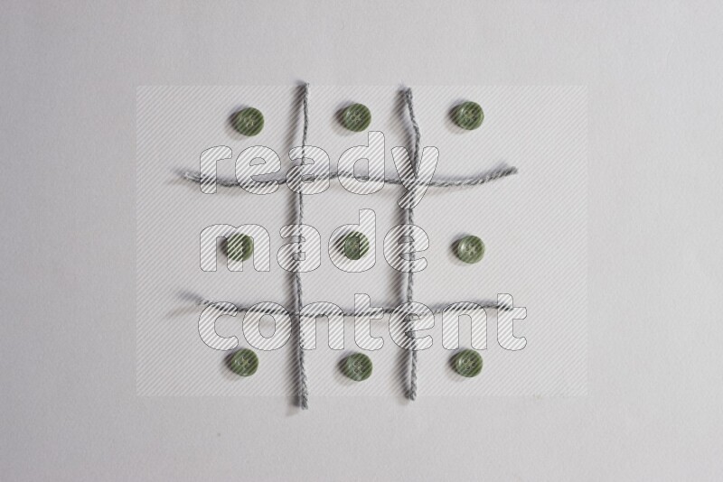 أزرار خضراء موضوعة علي خلفية رمادية