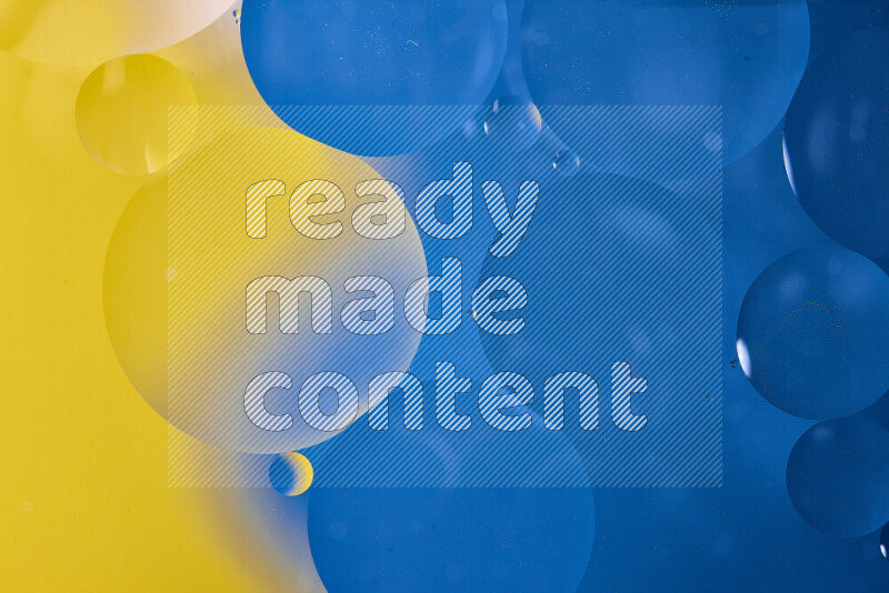 لقطات مقربة لفقاعات من الزيت على سطح الماء باللون الأزرق والأصفر