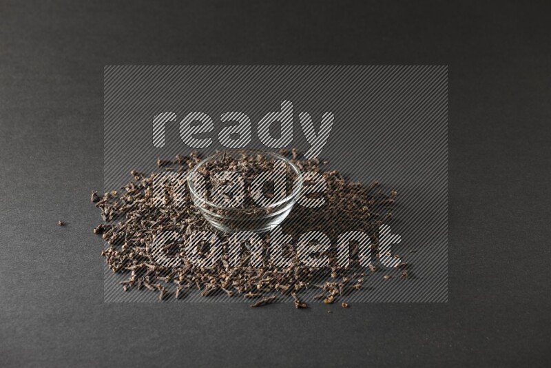 وعاء زجاجي ممتلئ القرنفل علي خلفية سوداء