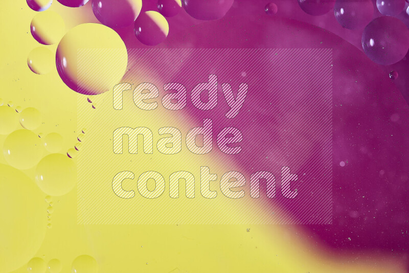 لقطات مقربة لفقاعات من الزيت على سطح الماء باللون الأصفر والوردي