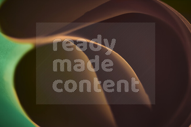 فن تجريدي يعرض منحنيات وتدرجات اللون الأخضر والبرتقالي مكونه بضوء ملون