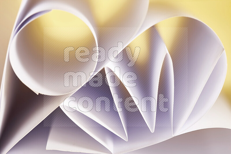 عرض فني لطيات الورق تخلق مزيج من الأشكال الهندسية، مضاءة بإضاءة ناعمة بدرجات اللون الأبيض والذهبي