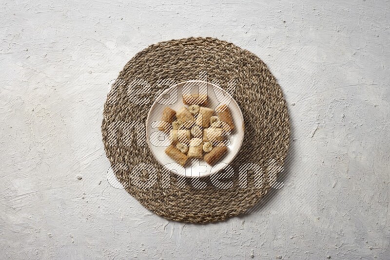 حلويات شرقية في اطباق فخارية