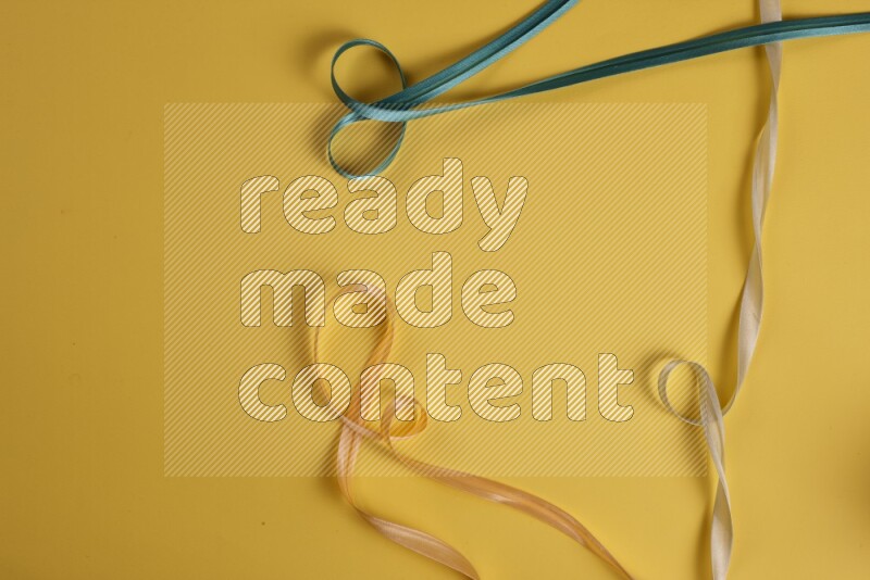 مجموعة من أدوات الخياطة والتفصيل خضراء اللون على خلفية صفراء