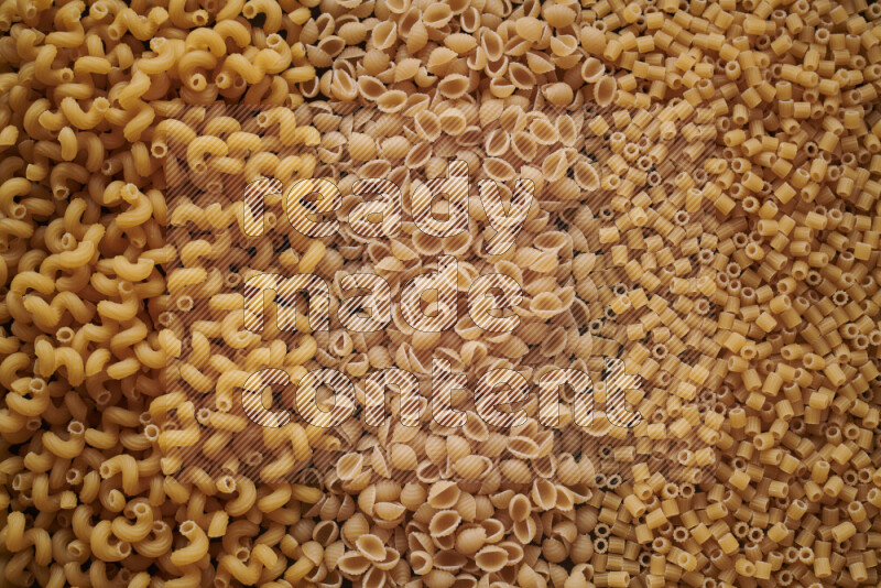 3 انواع معكرونة علي الخلفية كاملة