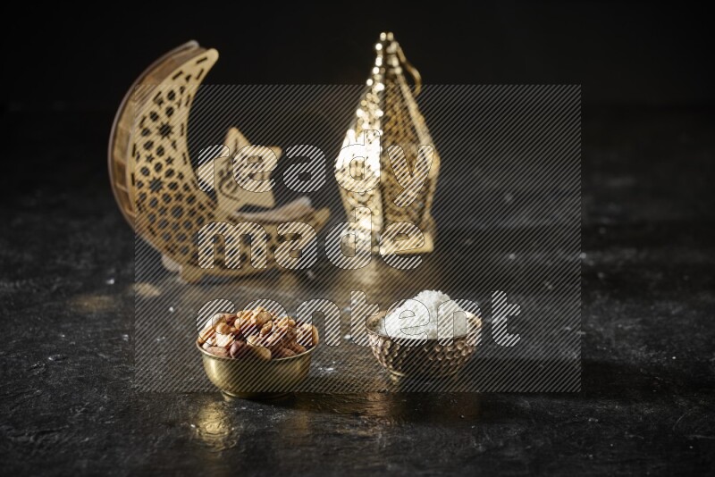 مكسرات في وعاء معدني مع جوز الهند المجفف بجانب فوانيس ذهبية علي خلفية سوداء