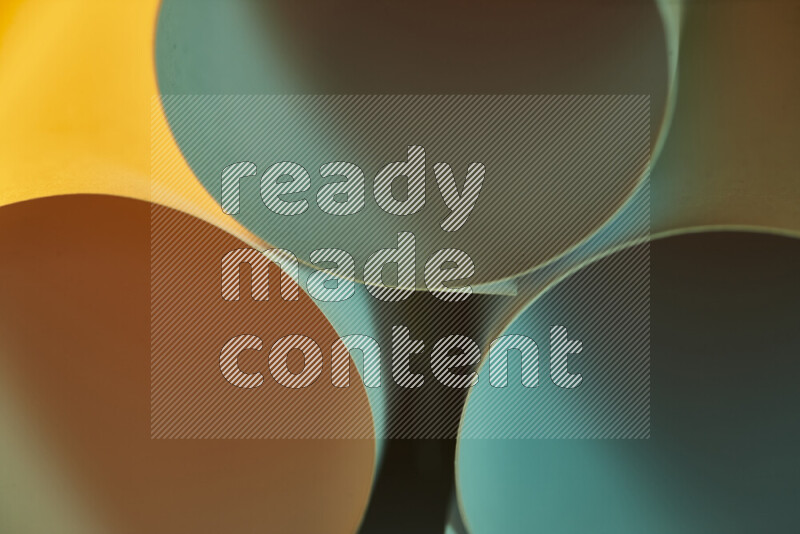 الصورة تعرض فن ورقي تجريدي بأشكال دائرية بدرجات متنوعة من اللون الأخضر والدرجات الدافئة