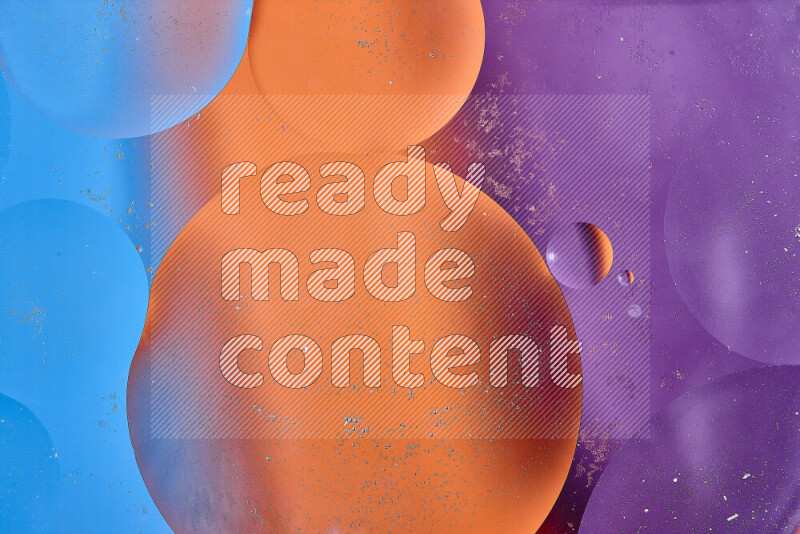 لقطات مقربة لفقاعات من الزيت على سطح الماء باللون الأزرق والبرتقالي والأرجواني