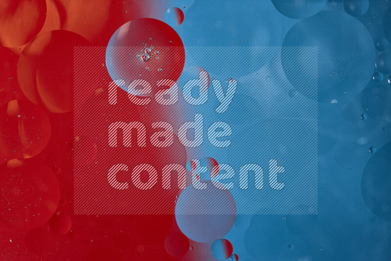 لقطات مقربة لفقاعات من الزيت على سطح الماء باللون الأزرق والأحمر