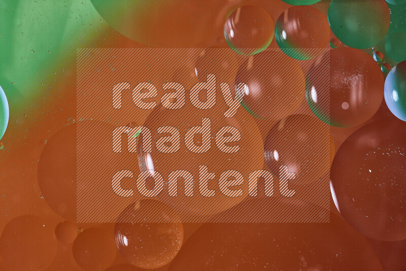 لقطات مقربة لفقاعات من الزيت على سطح الماء باللون الأخضر والأحمر