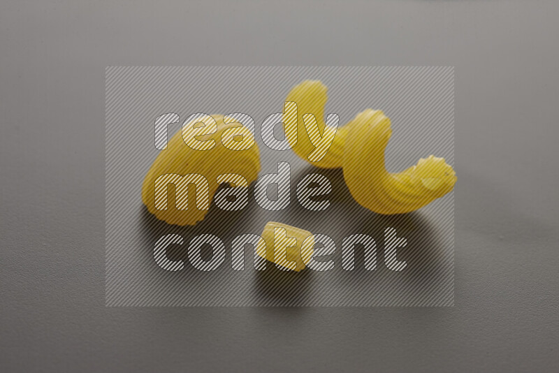 أنواع مختلفة من المعكرونة علي خلفية رمادية