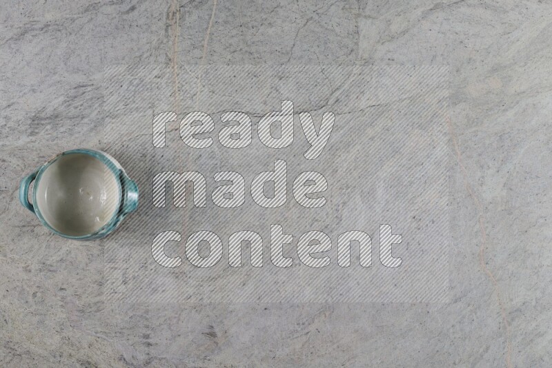 وعاء فخاري متعدد الألوان على خلفية من الرخام الرمادي