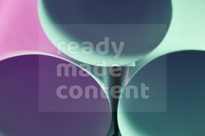 الصورة تعرض فن ورقي تجريدي بأشكال دائرية بدرجات متنوعة من اللون الأخضر والارجواني