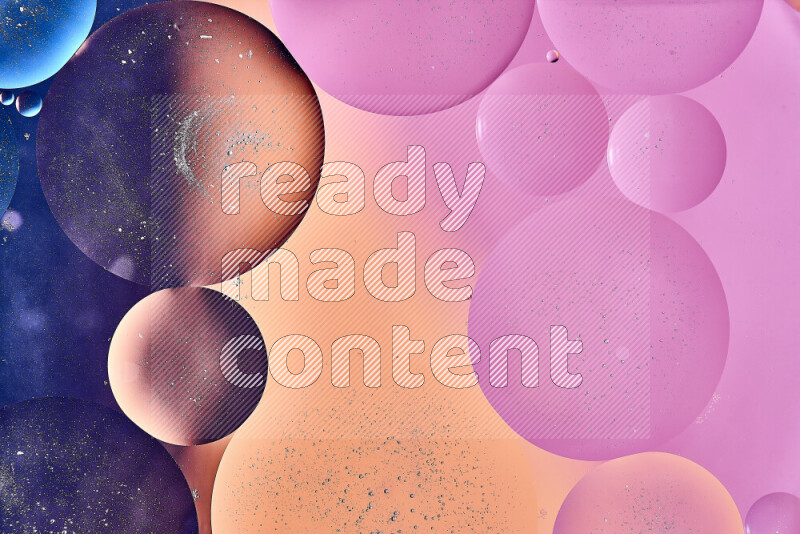 لقطات مقربة لفقاعات من الزيت على سطح الماء باللون الأزرق والبرتقالي والوردي