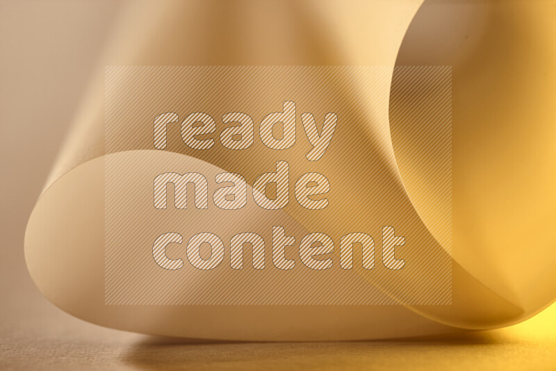 فن تجريدي يعرض منحنيات وتدرجات اللون الذهبي مكونه بضوء ملون