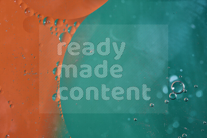 لقطات مقربة لفقاعات من الزيت على سطح الماء باللون الأخضر والبرتقالي