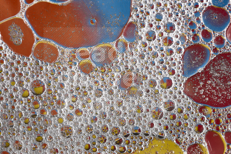 لقطات مقربة لفقاعات الصابون وقطرات الماء على خلفية متعددة الألوان