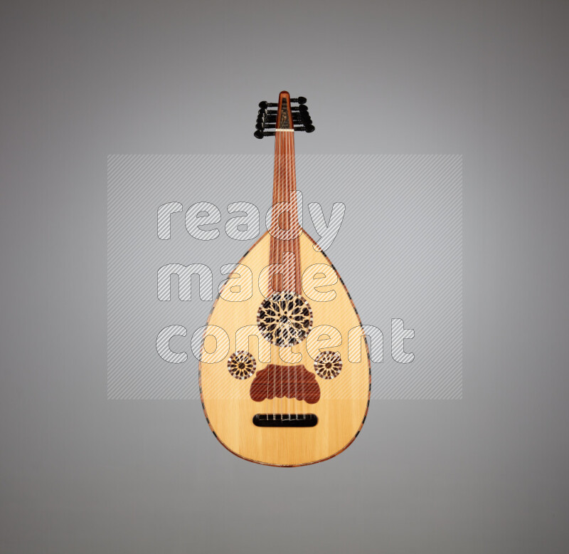 عودي خشبي بني على خلفية رمادية