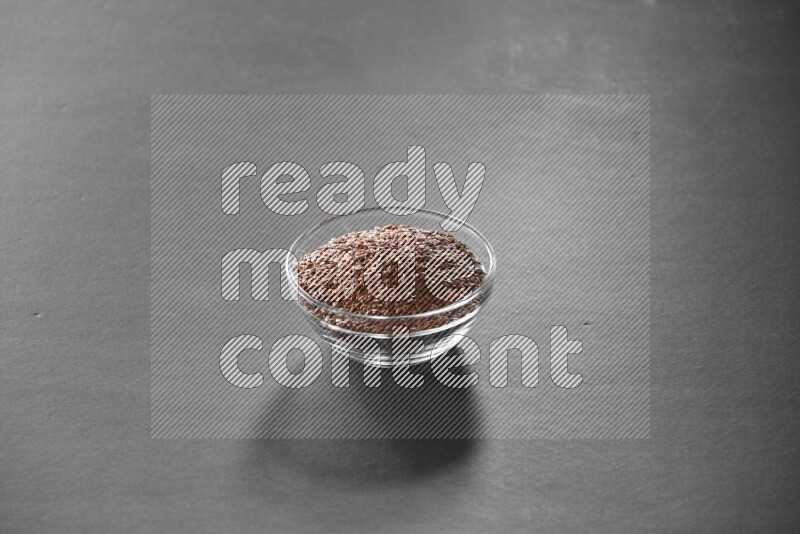 حبوب الكتان في وعاء زجاجي علي خلفية سوداء