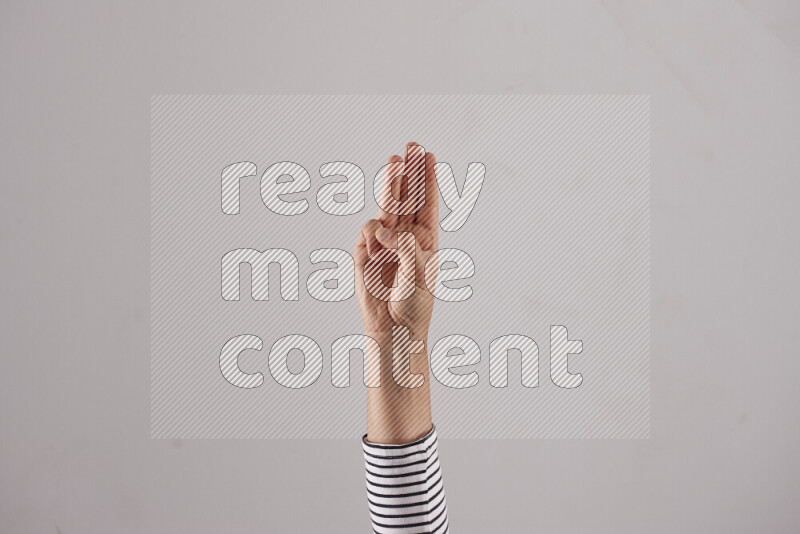 امرأة تشير بيديها بلغة الإشارات المختلفة