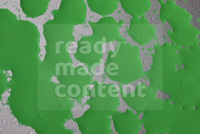 لقطات مقربة لقطرات من اللون الأخضر على الخلفية