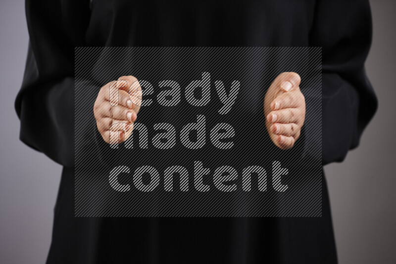 امرأة تشير بيديها بلغة الإشارات المختلفة