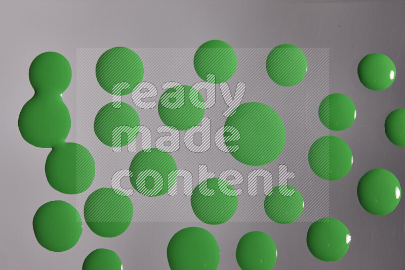 لقطات مقربة لقطرات من اللون الأخضر على الخلفية