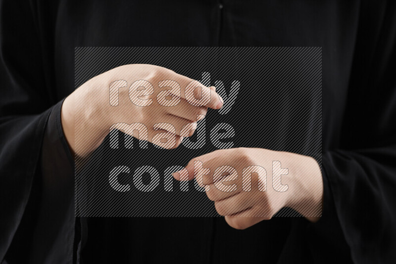 امرأة تشير بيديها بلغة الإشارات المختلفة