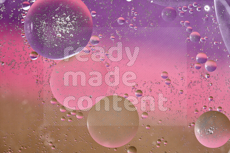 لقطات مقربة لفقاعات من الزيت على سطح الماء باللون البني والأرجواني والوردي