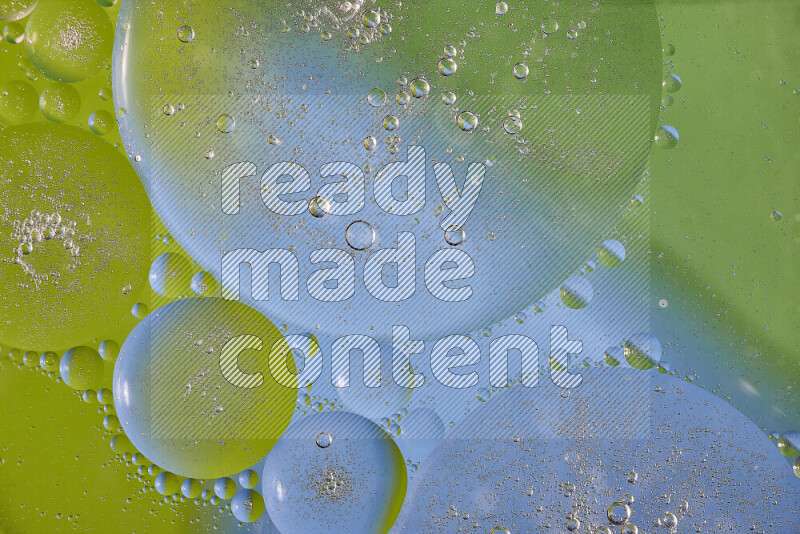 لقطات مقربة لفقاعات من الزيت على سطح الماء باللون الأخضر والأزرق