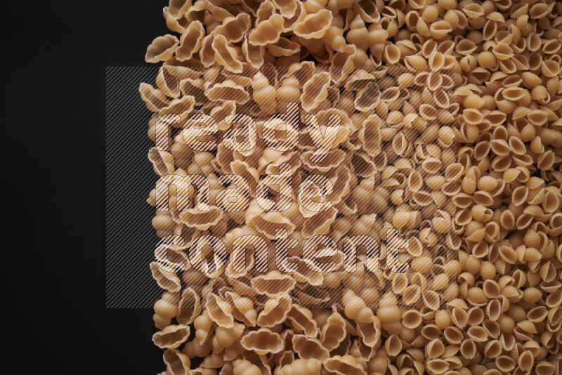 أنواع مختلفة من المعكرونة علي خلفية سوداء