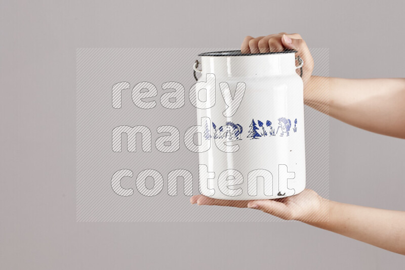 امرأة تحمل بيديها أدوات معدنية مختلفة في أوضاع متعددة