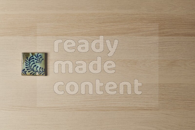 قواعد أكواب فخارية مزخرفة على خلفية خشبية فاتحة