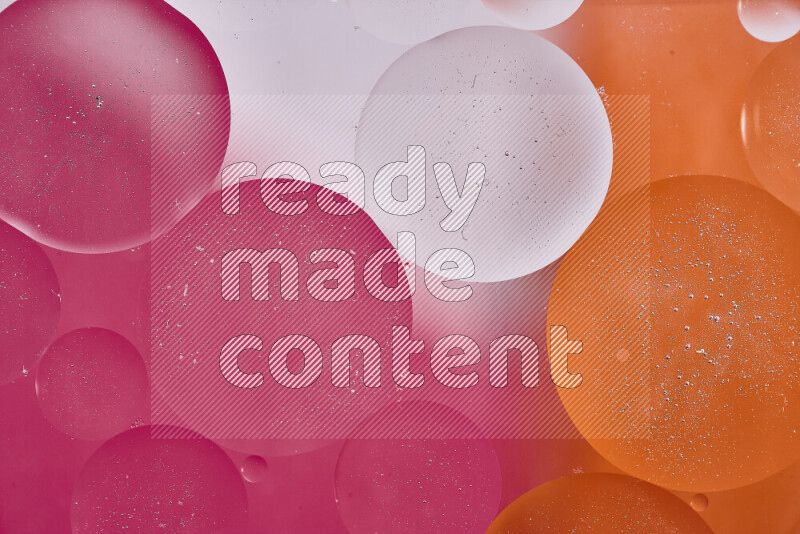 لقطات مقربة لفقاعات من الزيت على سطح الماء باللون الأبيض والبرتقالي والوردي