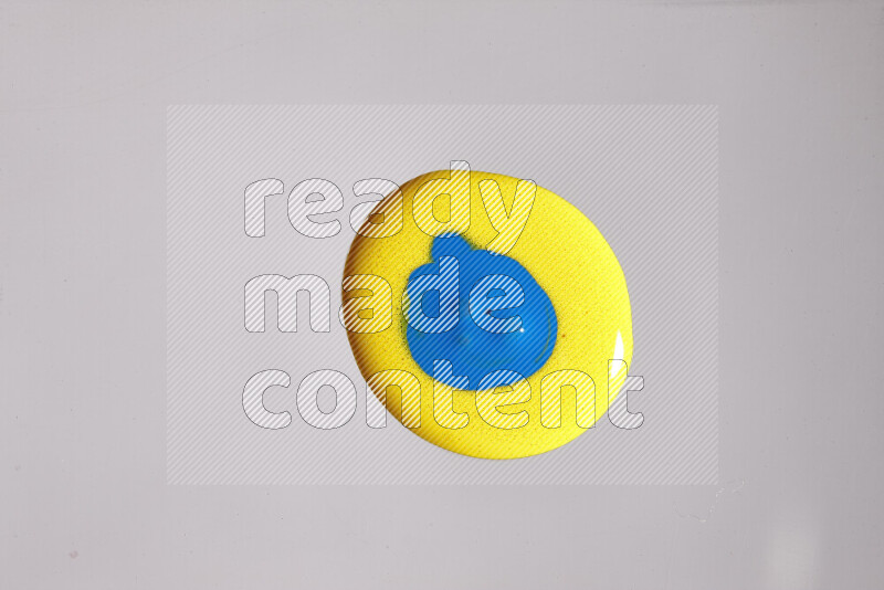 لقطات مقربة لألوان متنوعة تمتزج على خلفية رمادية