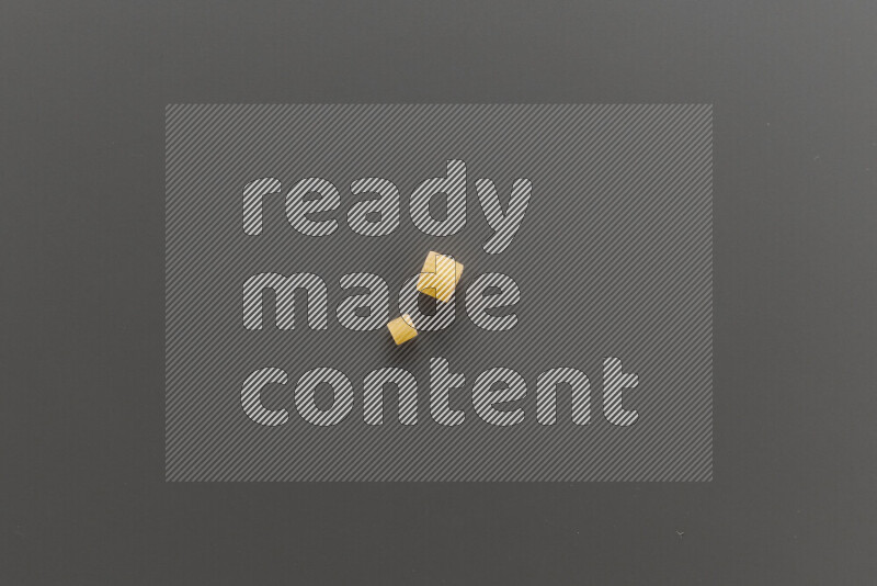 معكرونة مرمرية مع أنواع أخري من المعكرونة علي خلفية رمادية