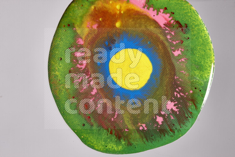 لقطات مقربة لألوان متنوعة تمتزج على خلفية رمادية